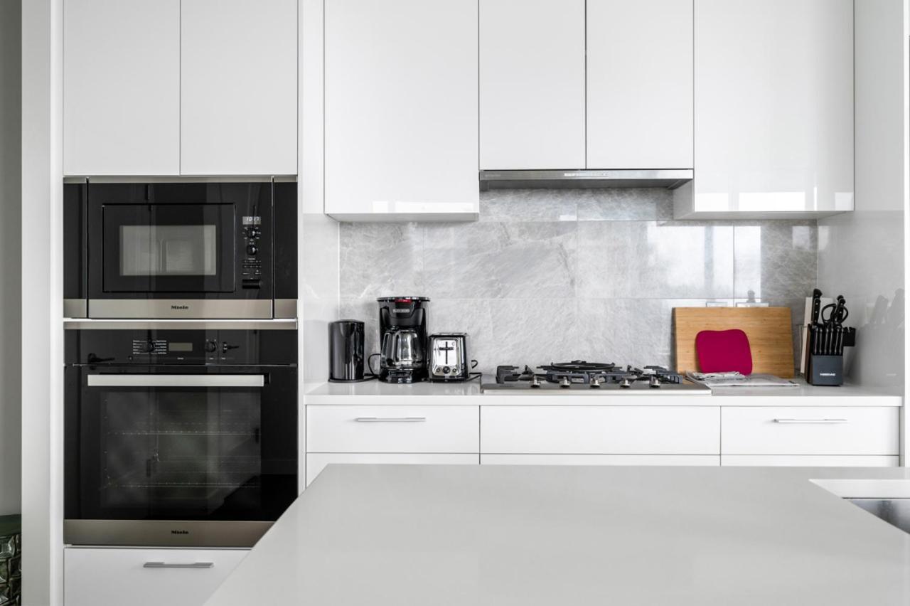 Urban Oasis: Stylish Apartment Retreat At Ubc Ванкувър Екстериор снимка
