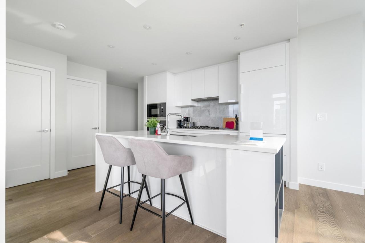 Urban Oasis: Stylish Apartment Retreat At Ubc Ванкувър Екстериор снимка